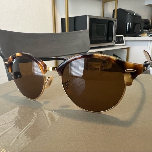 Ray Ban RB 4246 Clubround Classic Sunglasses - Picture 1 of 4